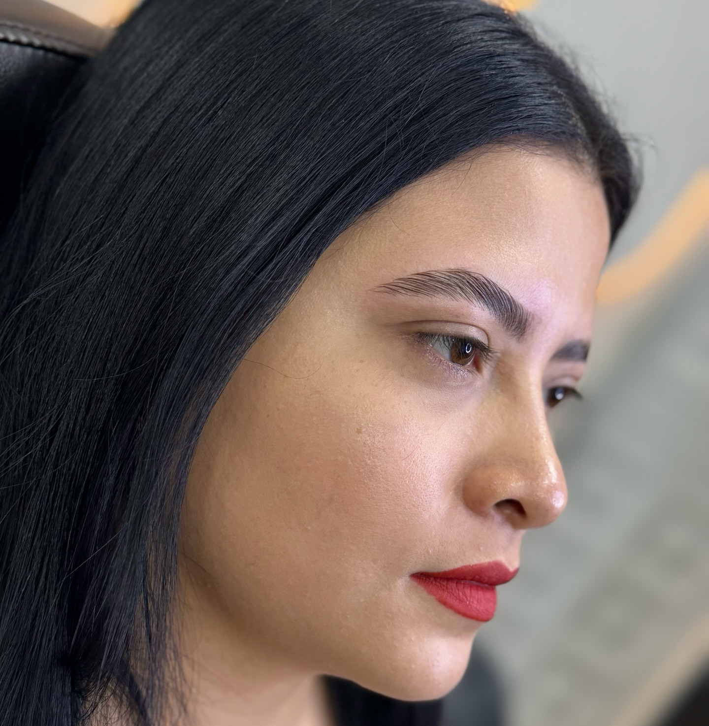 Laminado de cejas (diseño + depilación hindú + sombreado)